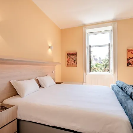 Downtown Grand Apartment
