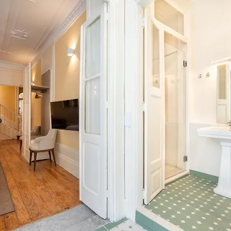 Downtown Grand Apartment