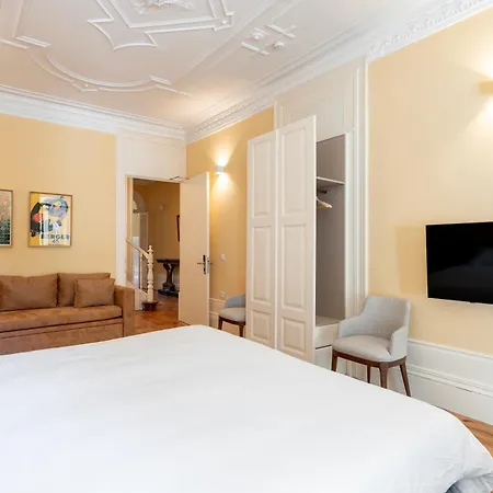 Downtown Grand Apartment