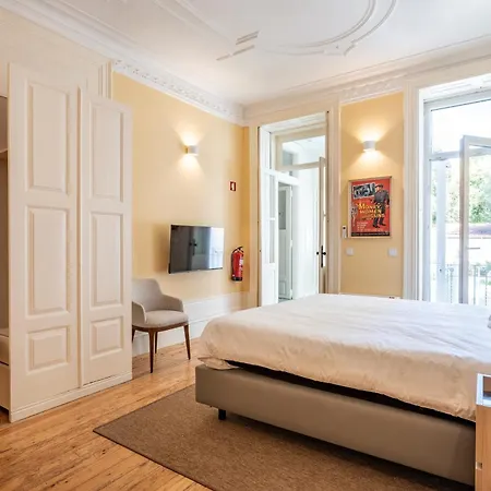 Downtown Grand Apartment