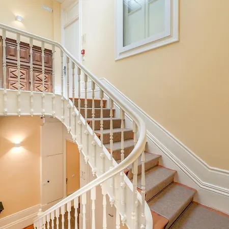 Downtown Grand Apartment